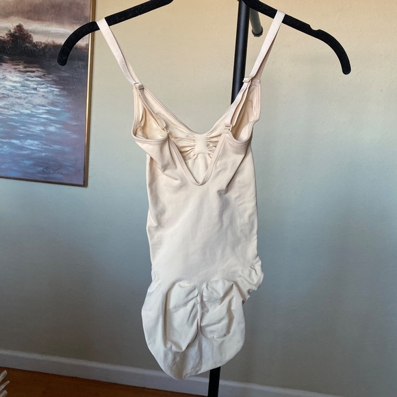 NEW SKIMS SEAMLESS SCULPT BRIEF BODYSUIT SAND NWOB - Picture 3 of 3